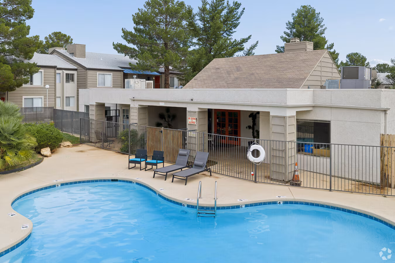 las brisas pool